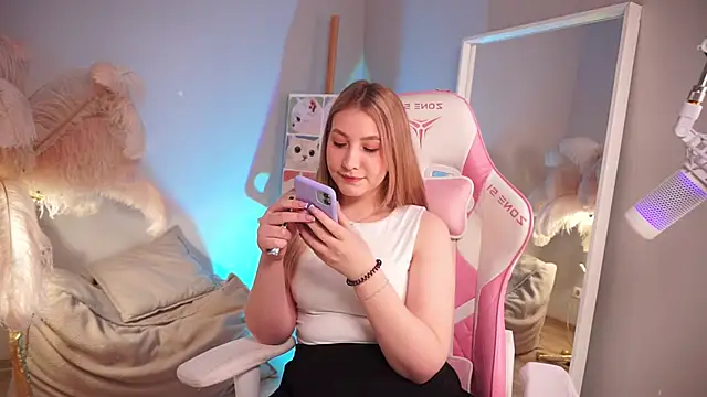 Snapshot of Emilicious chatting on April 2026 05:30:01 AM Emilicious online show from April 2026 05:30:01 AM