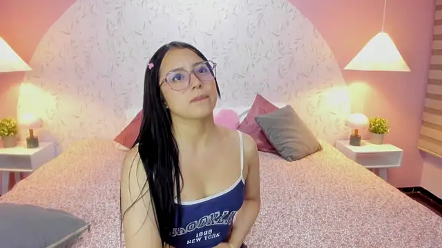 Snapshot of Leah_Brm chatting on April 2026 12:32:02 PM Leah Brm online show from April 2026 12:32:02 PM