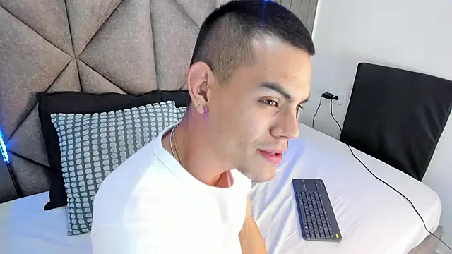 Snapshot of RomeoBoselli__ chatting on April 2026 07:40:01 PM RomeoBoselli online show from April 2026 07:40:01 PM