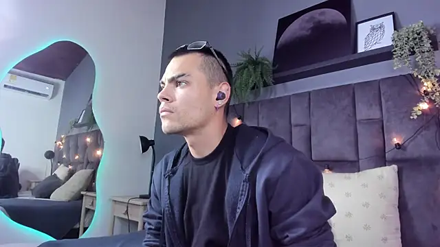 Snapshot of RomeoBoselli__ chatting on April 2026 07:42:01 PM RomeoBoselli online show from April 2026 07:42:01 PM