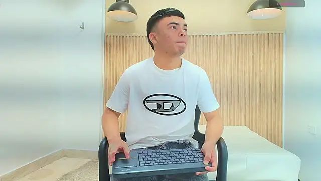 Snapshot of THIAM_KELLER1 chatting on April 2026 07:20:02 PM THIAM KELLER1 online show from April 2026 07:20:02 PM