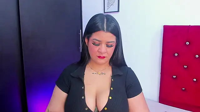 Snapshot of Katty_West chatting on April 2026 07:32:01 PM Katty West online show from April 2026 07:32:01 PM