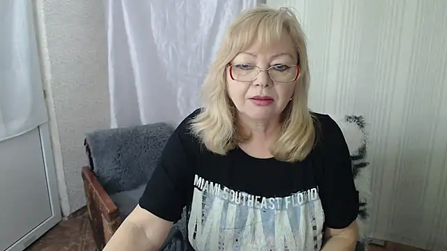 Snapshot of LavandaMay chatting on April 2026 08:28:02 AM LavandaMay online show from April 2026 08:28:02 AM