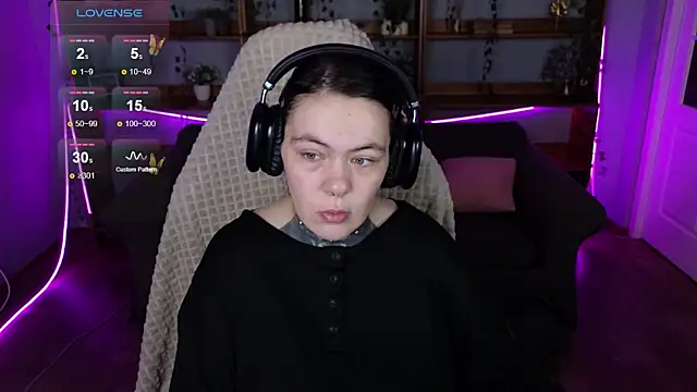 Snapshot of QwertyAnnie_Lbo chatting on April 2026 01:33:01 AM QwertyAnnie Lbo online show from April 2026 01:33:01 AM