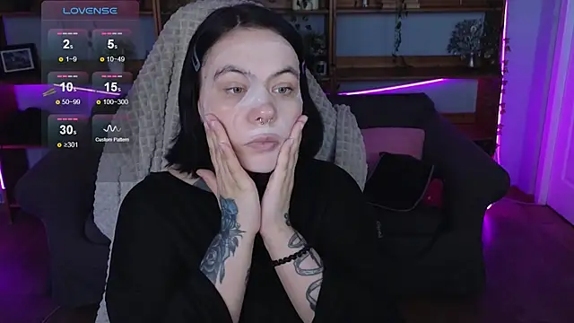 Snapshot of QwertyAnnie_Lbo chatting on April 2026 08:07:02 AM QwertyAnnie Lbo online show from April 2026 08:07:02 AM