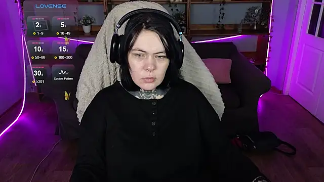 Snapshot of QwertyAnnie_Lbo chatting on April 2026 01:21:01 AM QwertyAnnie Lbo online show from April 2026 01:21:01 AM