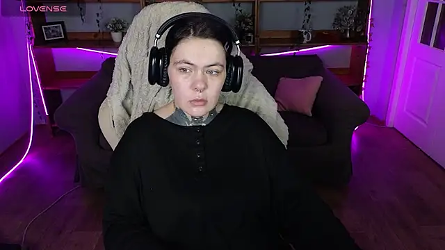 Snapshot of QwertyAnnie_Lbo chatting on April 2026 05:07:01 PM QwertyAnnie Lbo online show from April 2026 05:07:01 PM