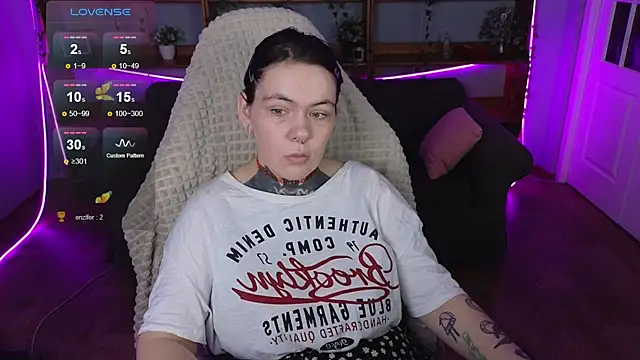 Snapshot of QwertyAnnie_Lbo chatting on April 2026 05:13:01 AM QwertyAnnie Lbo online show from April 2026 05:13:01 AM