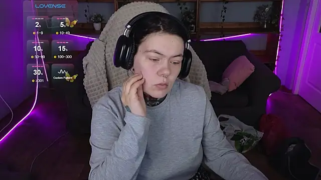 Snapshot of QwertyAnnie_Lbo chatting on April 2026 01:22:02 AM QwertyAnnie Lbo online show from April 2026 01:22:02 AM