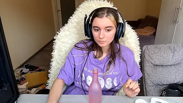 Snapshot of LueIvins chatting on April 2026 08:20:01 AM LueIvins online show from April 2026 08:20:01 AM