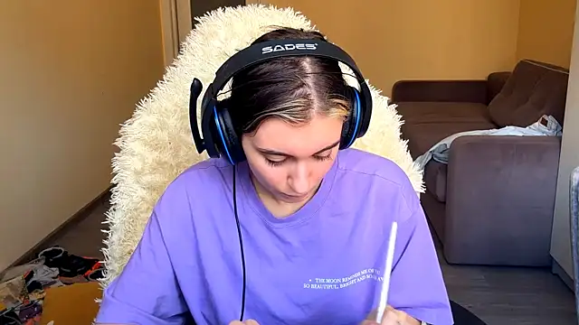 Snapshot of LueIvins chatting on April 2026 07:15:02 AM LueIvins online show from April 2026 07:15:02 AM