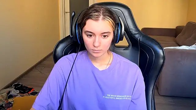 Snapshot of LueIvins chatting on April 2026 06:03:02 AM LueIvins online show from April 2026 06:03:02 AM