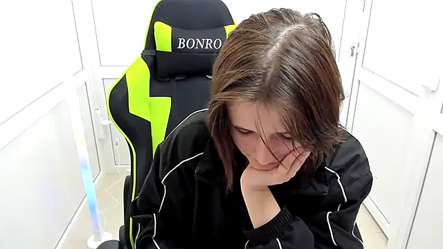 Snapshot of GoldenKiss chatting on April 2026 06:47:02 AM GoldenKiss online show from April 2026 06:47:02 AM