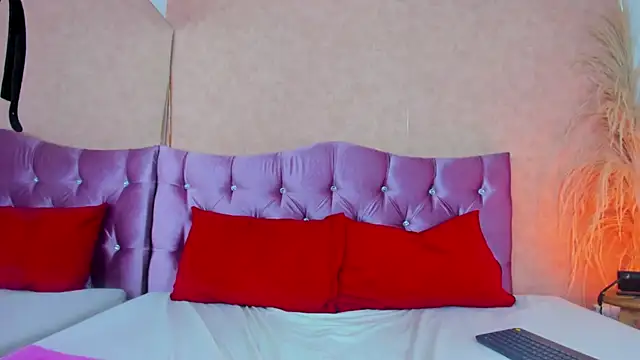 MIIA JHONS online show from April 2026 05:06:02 PM