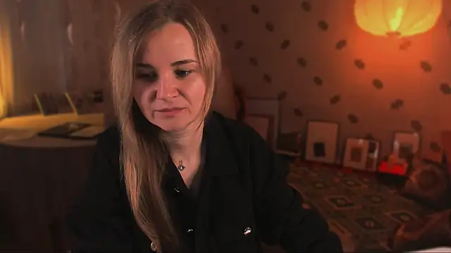 Snapshot of MiaSparkes chatting on May 2026 07:05:01 AM MiaSparkes online show from May 2026 07:05:01 AM