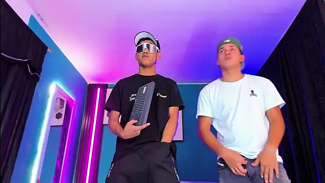 Snapshot of _HotWildwolves chatting on April 2026 11:54:01 PM HotWildwolves online show from April 2026 11:54:01 PM