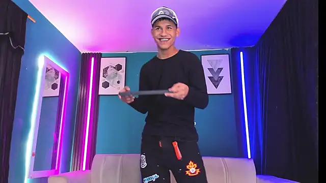 Snapshot of _HotWildwolves chatting on April 2026 08:03:01 PM HotWildwolves online show from April 2026 08:03:01 PM