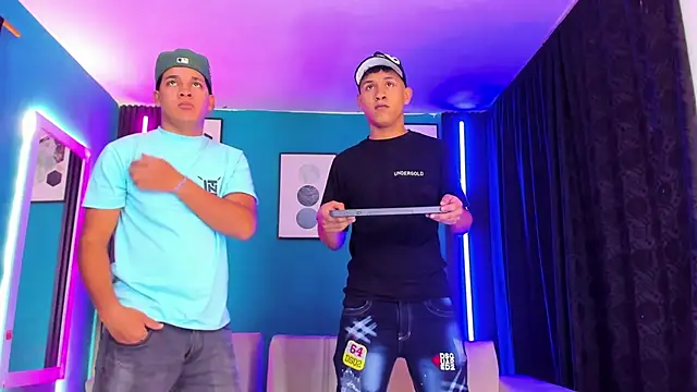 Snapshot of _HotWildwolves chatting on April 2026 07:32:01 PM HotWildwolves online show from April 2026 07:32:01 PM