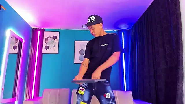 Snapshot of _HotWildwolves chatting on April 2026 07:58:02 PM HotWildwolves online show from April 2026 07:58:02 PM