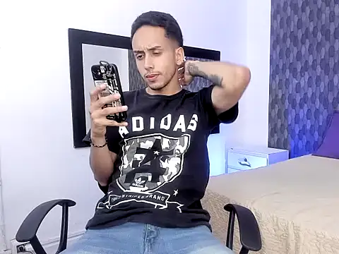 Snapshot of Zack_isback chatting on April 2026 11:43:02 PM Zack isback online show from April 2026 11:43:02 PM