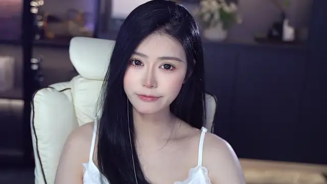 Snapshot of Seraphinei chatting on May 2026 12:38:01 AM Seraphinei online show from May 2026 12:38:01 AM