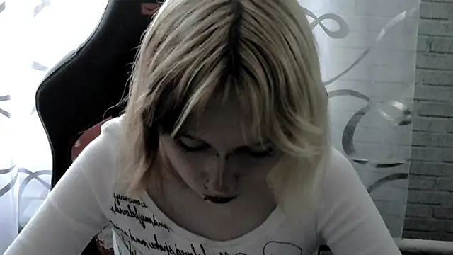 Snapshot of Vi_Nika chatting on April 2026 01:04:01 PM Vi Nika online show from April 2026 01:04:01 PM