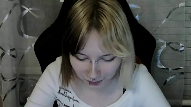 Snapshot of Vi_Nika chatting on April 2026 06:10:01 PM Vi Nika online show from April 2026 06:10:01 PM