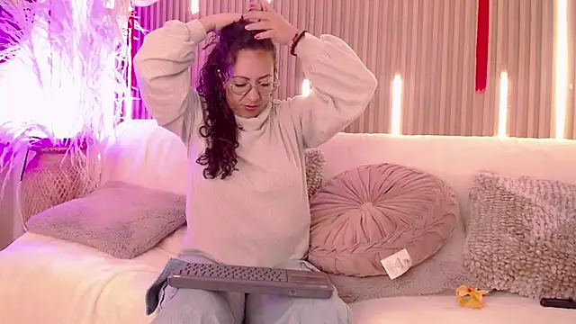 Velvet Curly online show from May 2026 12:20:01 PM