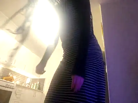 Snapshot of shyhornymommy chatting on April 2026 10:43:01 PM shyhornymommy online show from April 2026 10:43:01 PM