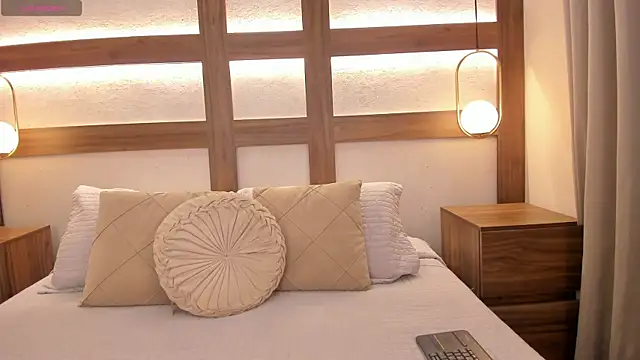 Emii Lux online show from May 2026 07:42:02 PM