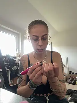 Snapshot of BeatBaddie chatting on April 2026 03:30:02 PM BeatBaddie online show from April 2026 03:30:02 PM