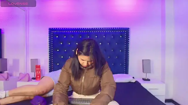 Serena and zoe online show from May 2026 07:33:01 PM