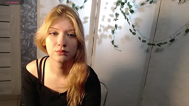 Snapshot of Lina_Wi chatting on April 2026 08:06:01 PM Lina Wi online show from April 2026 08:06:01 PM