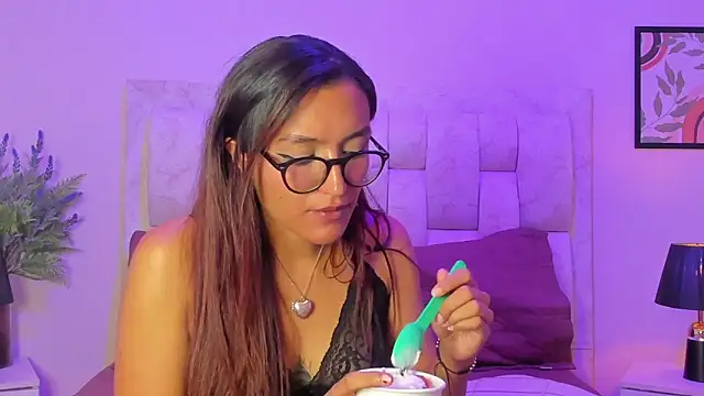 CarolinaReyy online show from April 2026 07:07:02 PM