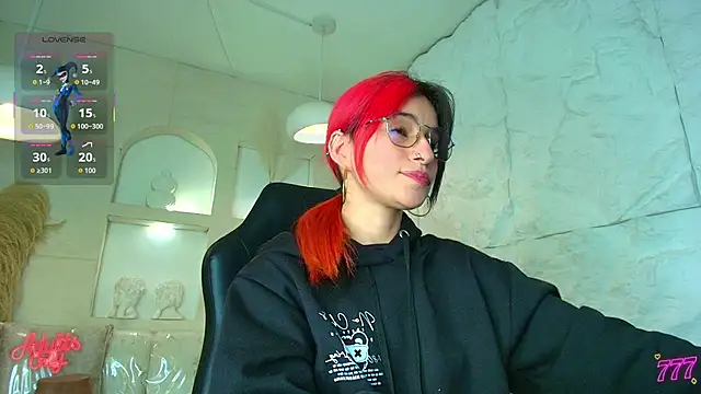 Moon Red r online show from April 2026 07:39:01 PM