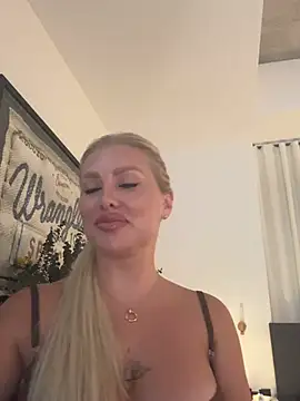 Snapshot of Karen_Luxe chatting on April 2026 11:21:01 PM Karen Luxe online show from April 2026 11:21:01 PM