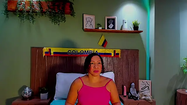 Snapshot of LunaDelux0 chatting on June 2026 01:43:02 PM LunaDelux0 online show from June 2026 01:43:02 PM