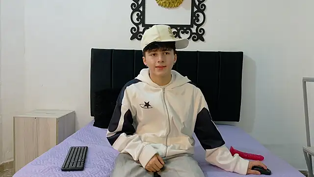 Snapshot of LunayDream chatting on June 2026 11:27:02 AM LunayDream online show from June 2026 11:27:02 AM