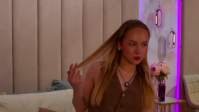 Snapshot of Emi_Sterling chatting on May 2026 08:33:02 AM Emi Sterling online show from May 2026 08:33:02 AM