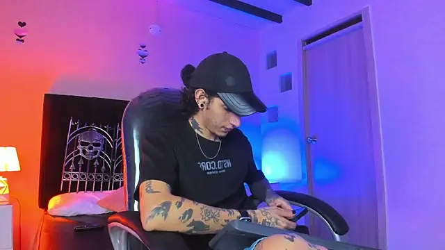 Snapshot of Vergil_Noir_ chatting on May 2026 04:28:01 AM Vergil Noir online show from May 2026 04:28:01 AM