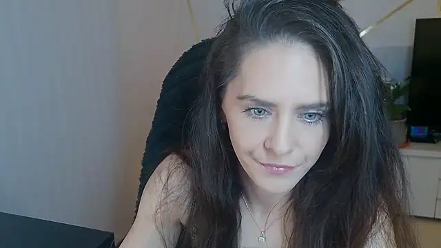 khalessi13 online show from May 2026 10:25:02 PM