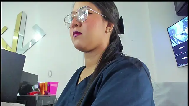 Chloe Thomsoon  online show from May 2026 08:16:02 PM
