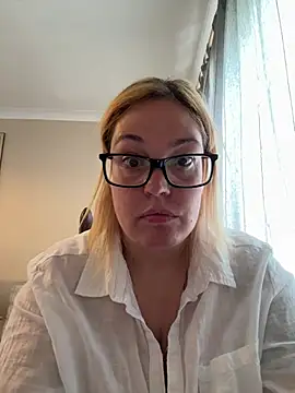 SecretRavenXO online show from May 2026 02:25:01 PM