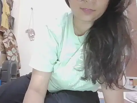 Snapshot of Aayaat__ chatting on June 2026 05:37:02 PM Aayaat online show from June 2026 05:37:02 PM