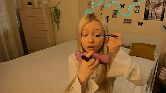 Snapshot of MidnightPoise chatting on May 2026 05:25:01 AM MidnightPoise online show from May 2026 05:25:01 AM