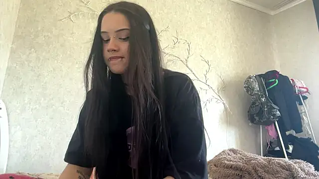 Snapshot of LouisePavlides chatting on May 2026 01:30:02 PM LouisePavlides online show from May 2026 01:30:02 PM