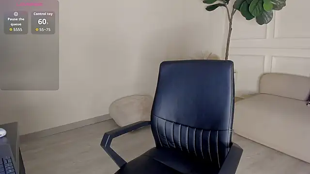 Snapshot of MayaLee_ chatting on June 2026 02:12:01 AM MayaLee online show from June 2026 02:12:01 AM