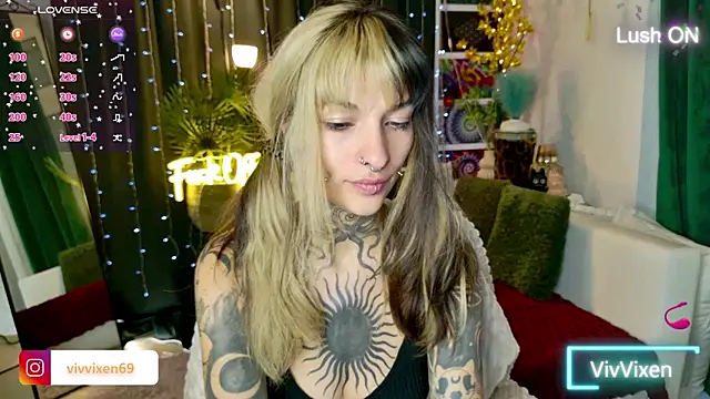 Snapshot of VivVixen chatting on June 2026 06:28:01 PM VivVixen online show from June 2026 06:28:01 PM
