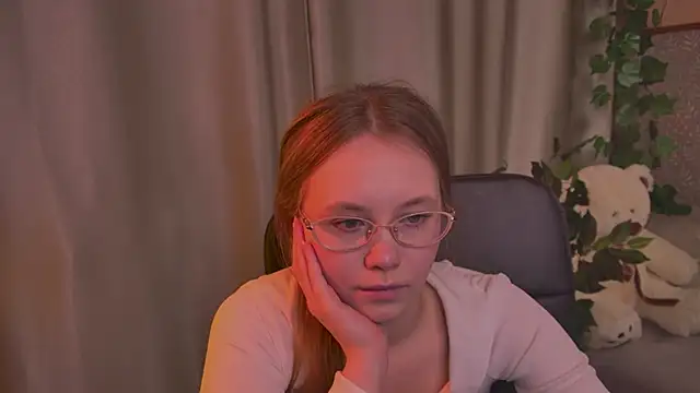 FloraLarsson online show from June 2026 06:52:02 AM