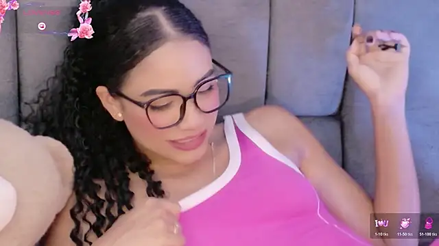 LunaThompsonn online show from May 2026 10:17:01 PM